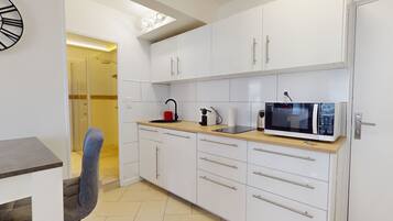 Coffee/tea maker, fridge, microwave, stovetop