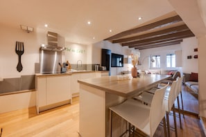 Réfrigérateur, four à micro-ondes, un four, surface de cuisson