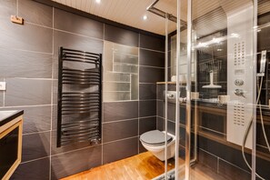 Baignoire, articles de toilette (gratuits), séchoir à cheveux