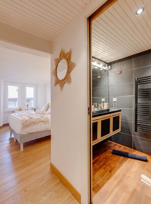 2 bedrooms, iron/ironing board, WiFi, bed sheets - La Tour du Lac - Beautiful apartment in the heart of Annecy (Annecy)