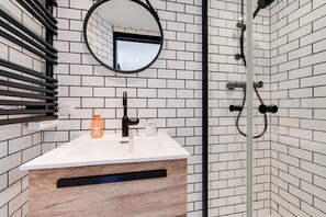 Regadera, amenidades de baño gratuitas, secadora de cabello, toallas 