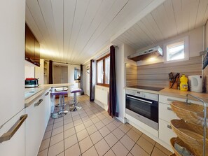 Een koelkast, een microgolfoven, een oven, een kookplaat