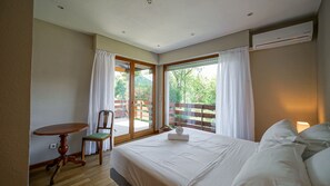 3 bedrooms, iron/ironing board, WiFi, bed sheets - The Maryalice , charming little house next to the beach! (Saint-Jorioz)