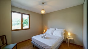 3 quartos, ferros/tábuas de passar roupa, Wi-Fi, roupa de cama