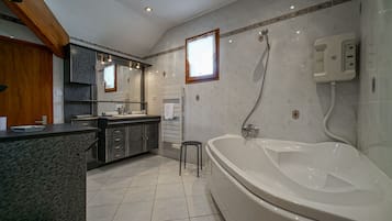 Baignoire, sĂšche-cheveux, serviettes fournies