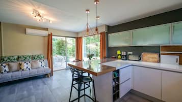 Fridge, oven, dishwasher, coffee/tea maker