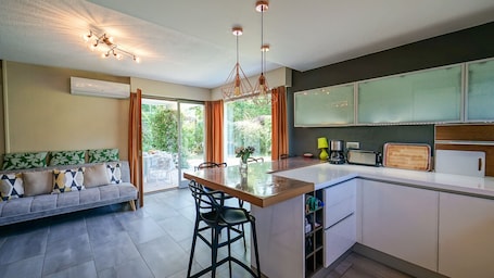 Fridge, oven, dishwasher, coffee/tea maker. The Maryalice , charming little house next to the beach!
