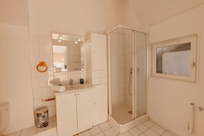 Suihku, hiustenkuivaaja, pyyhkeet
