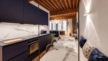 Refrigerador, microondas, horno, placa de cocina