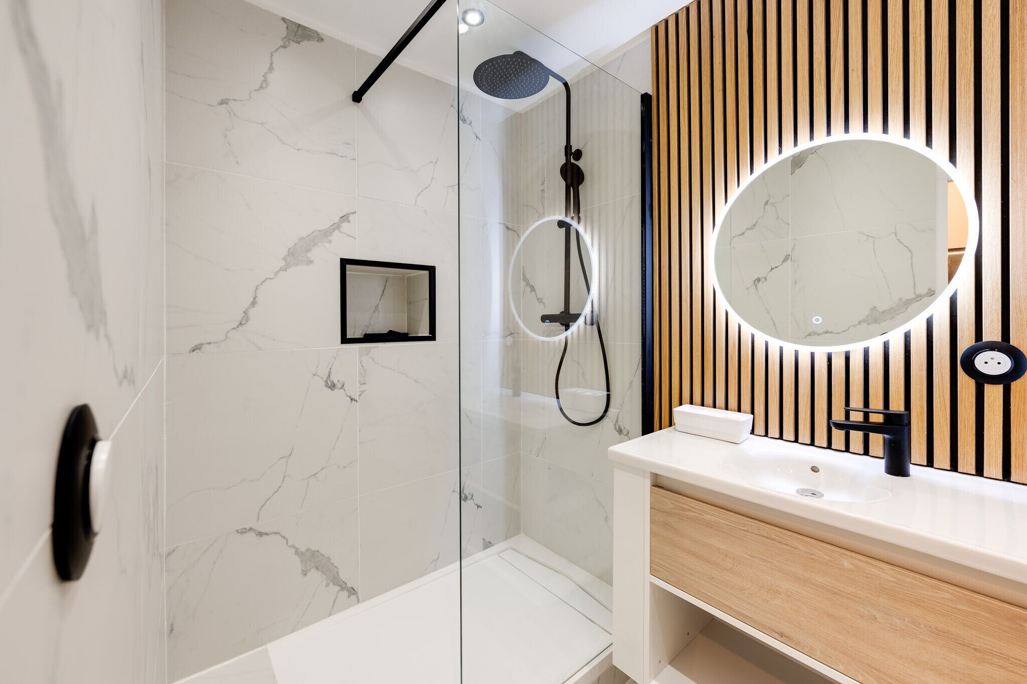 Shower, hair dryer, towels