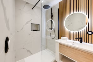 Dusche, Haartrockner, Handtücher