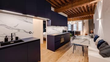 Refrigerador, microondas, horno, placa de cocina