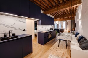 Kühlschrank, Mikrowelle, Ofen, Herdplatte