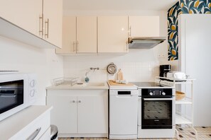 Kühlschrank, Mikrowelle, Ofen, Herdplatte