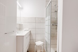 Regadera, amenidades de baño gratuitas, toallas 