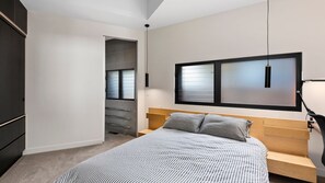 2 bedrooms, iron/ironing board, WiFi