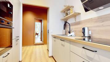 Réfrigérateur, micro-ondes, four, plaque de cuisson