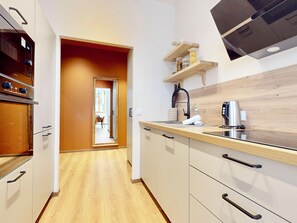 ثلاجة، ميكروويف، فرن، موقد طهي مسطح