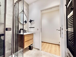 أحواض استحمام، مجففات شعر، مناشف