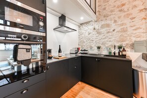 Kühlschrank, Mikrowelle, Ofen, Herdplatte