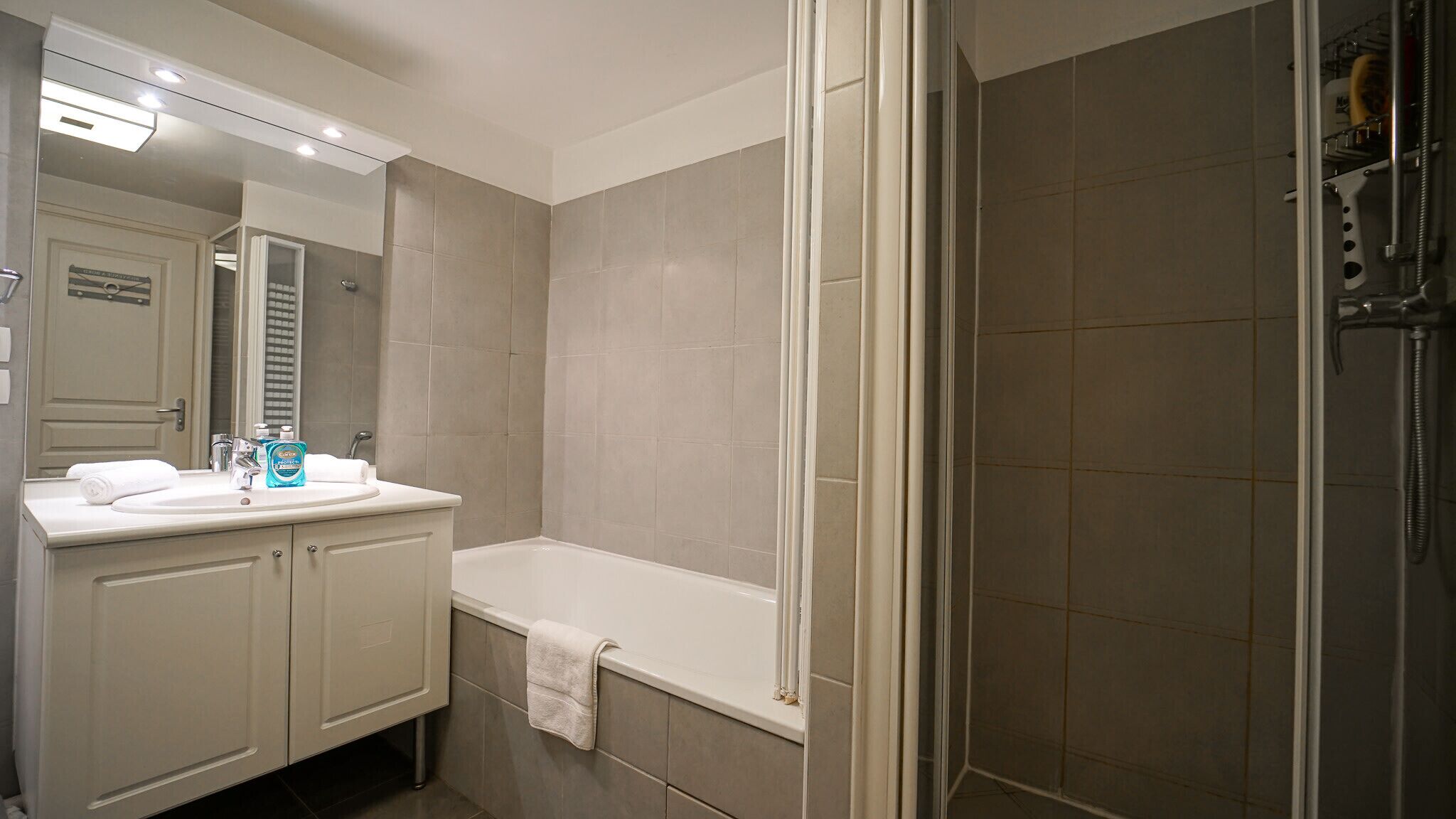 Baignoire, sèche-cheveux, serviettes fournies