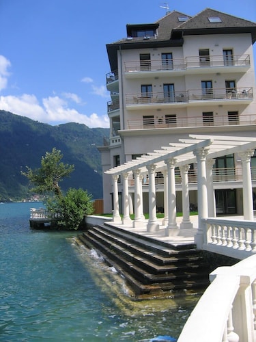 Spectaculaire! Appartement 2 chambres au bord de l'eau avec parking