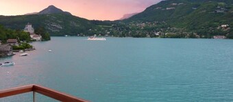 Spectacular! 2 bedrooms apartment at the Lake shores with parking