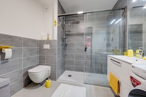 Douche, serviettes fournies