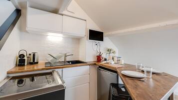 Réfrigérateur, micro-ondes, four, cafetière/bouilloire