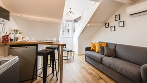 Un appartement moderne comprenant une cuisine, un coin repas et un salon.