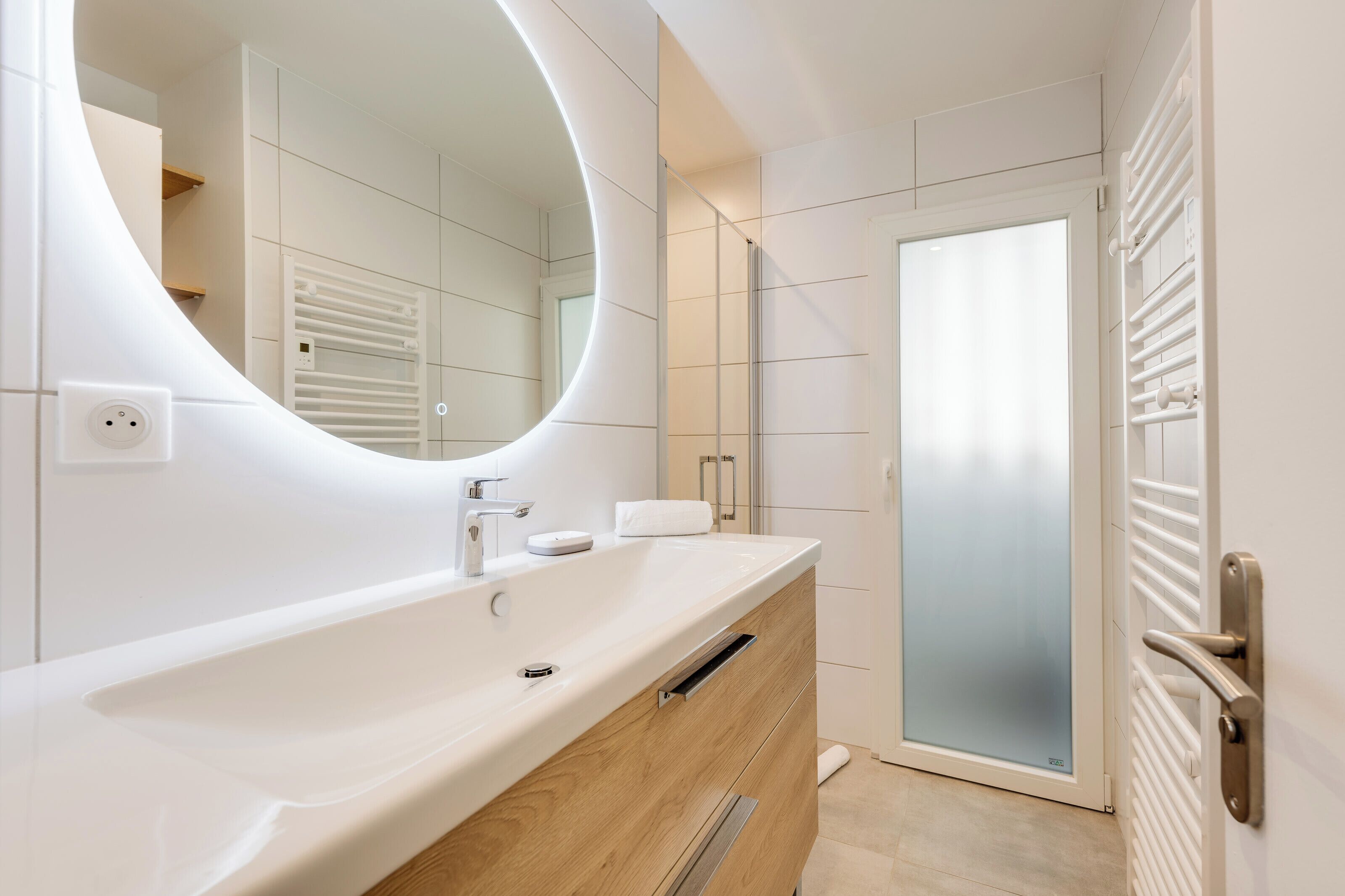 Dusche, kostenlose Toilettenartikel, Haartrockner, Handtücher
