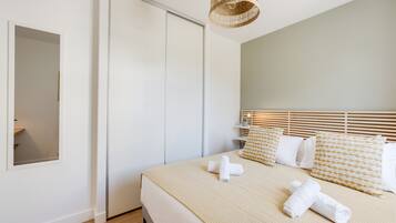 2 chambres, fer et planche à repasser, Wi-Fi, draps fournis