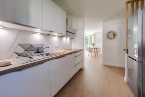 Kühlschrank, Mikrowelle, Ofen, Herdplatte