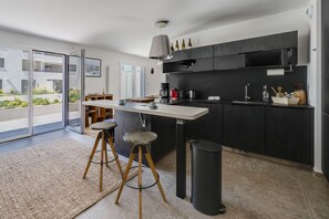 Geladeira, micro-ondas, fogão, cooktop