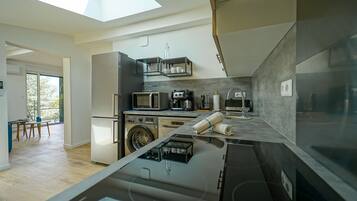 Refrigerador, microondas, horno, placa de cocina