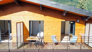 Outdoor dining - La Tournette, superb quiet apartment 300 meters from the lake (Sévrier)