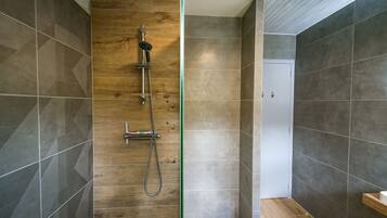 Chuveiro, secador de cabelo, toalhas de banho