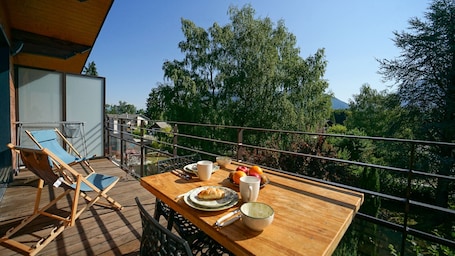 Outdoor dining. La Tournette, superb quiet apartment 300 meters from the lake