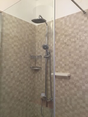 Douche, sèche-cheveux, serviettes fournies, savon
