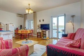 TV, books - Apartment with sea view, large terrace, garden, parking, air conditioning in every room (Mali Lošinj)