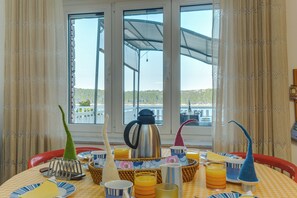 Dining - Apartment with sea view, large terrace, garden, parking, air conditioning in every room (Mali Lošinj)