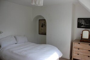 3 Schlafzimmer, Schreibtisch, Bügeleisen/Bügelbrett, WLAN