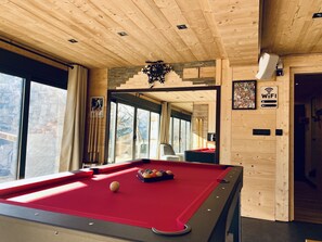 Game room - SUBLIME BAS DE CHALET DE STANDING en duplex AUX ANGLES -Space for billiards and cinema (Les Angles)