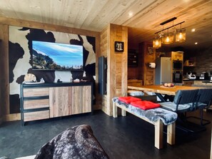 Smart TV, fireplace - SUBLIME BAS DE CHALET DE STANDING en duplex AUX ANGLES -Space for billiards and cinema (Les Angles)