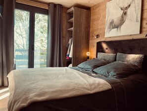 4 bedrooms, travel crib, WiFi, bed sheets