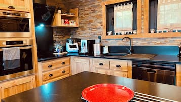 Microondas, horno, placa de cocina y lavavajillas