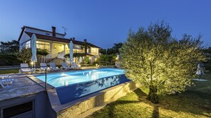 Pool - Apartments with swimming pools, large garden (Tinjan)