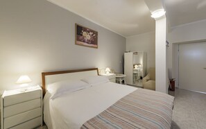 5 bedrooms, iron/ironing board, free WiFi, bed sheets - Apartments with swimming pools, large garden (Tinjan)