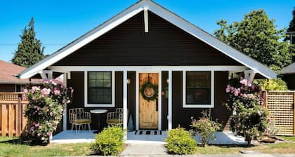 Remodeled, downtown 2-bedroom home w/ wifi