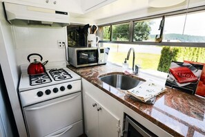 Fridge, oven, stovetop, coffee/tea maker